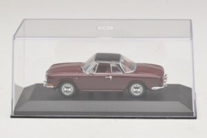 Volkswagen Karmann Ghia Punainen Mustalla Katolla Minichamps 1:43 GHIA002 Metalli — kuva 4 / 5