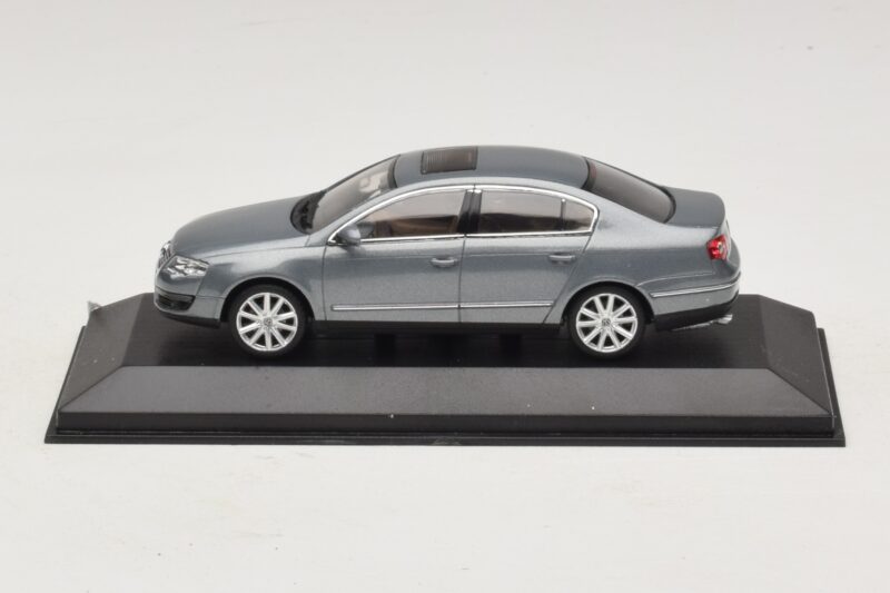 Volkswagen Passat B6 Harmaa Metallic Minichamps 1:43 PASSAT006 Metalli