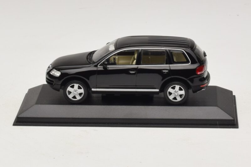 Volkswagen Touareg 7L Musta Minichamps 1:43 TOUAREG002 Metalli