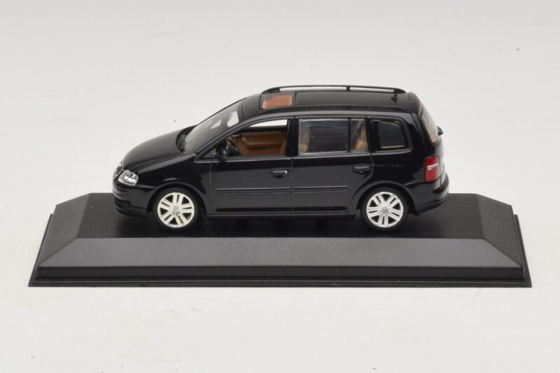 Volkswagen Touran 1T Musta Minichamps 1:43 TOURAN005 Metalli