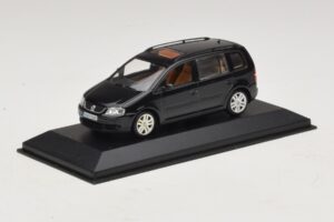 Volkswagen Touran 1T Musta Minichamps 1:43 TOURAN005 Metalli — kuva 2 / 5