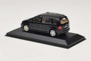 Volkswagen Touran 1T Musta Minichamps 1:43 TOURAN005 Metalli — kuva 3 / 5
