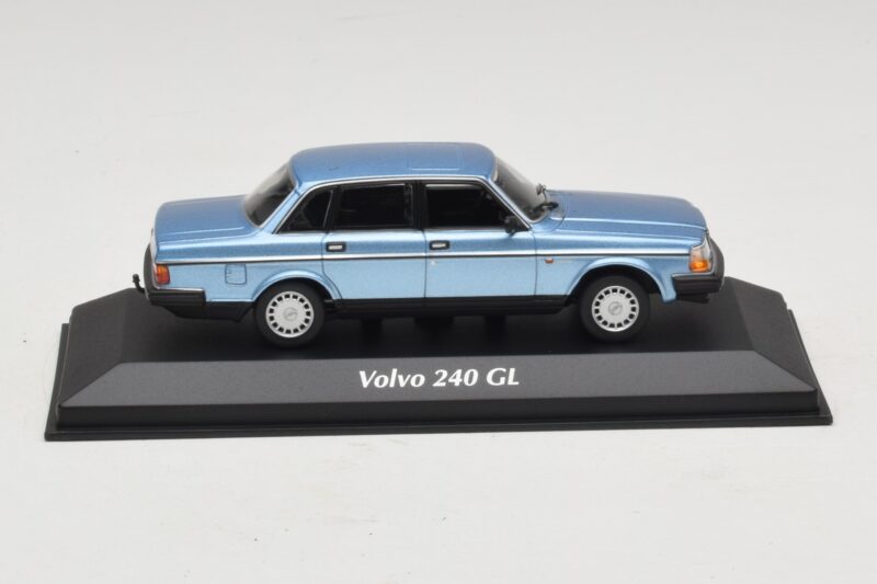 Volvo 240 GL Blue Metallic Maxichamps 1:43 940171400 Metalli