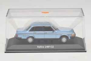 Volvo 240 GL Blue Metallic Maxichamps 1:43 940171400 Metalli — kuva 4 / 5