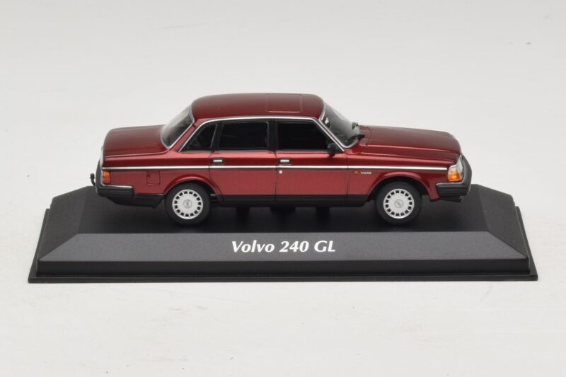 Volvo 240 GL Dark Red Metallic Maxichamps 1:43 940171401 Metalli