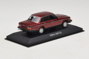 Volvo 240 GL Dark Red Metallic Maxichamps 1:43 940171401 Metalli — kuva 2 / 5