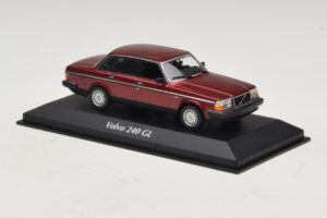 Volvo 240 GL Dark Red Metallic Maxichamps 1:43 940171401 Metalli — kuva 3 / 5